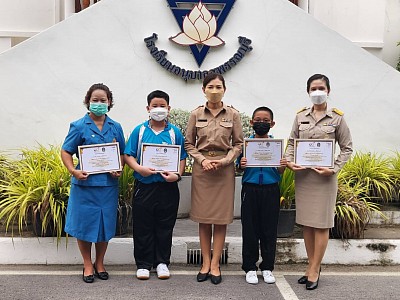 ผู้อำนวยการมอบเกียรติบัตรแก่คุณครูและนักเรียน